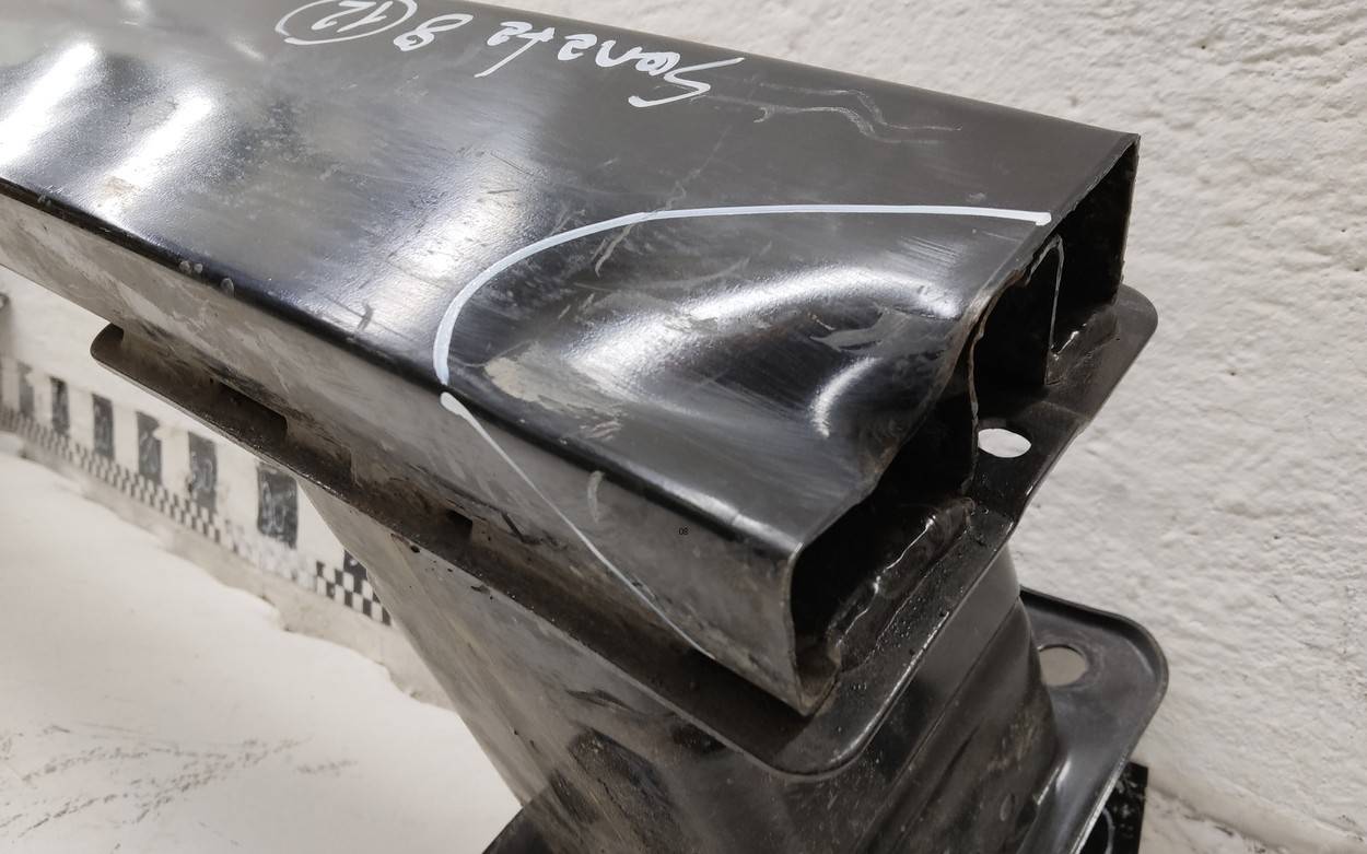 Усилитель переднего бампера