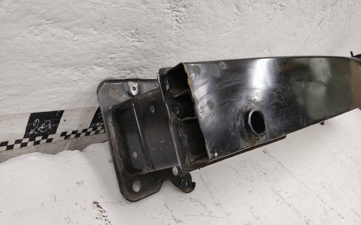 Усилитель переднего бампера