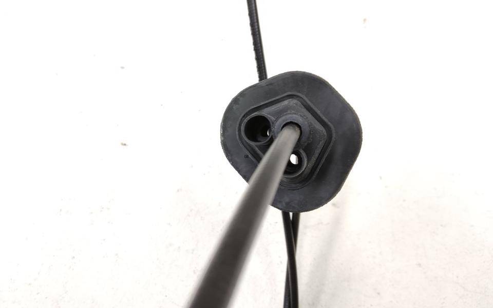 Трос открывания капота