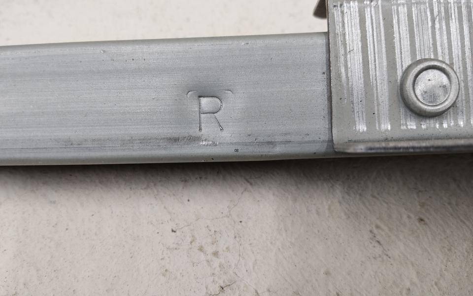 Направляющая стекла двери