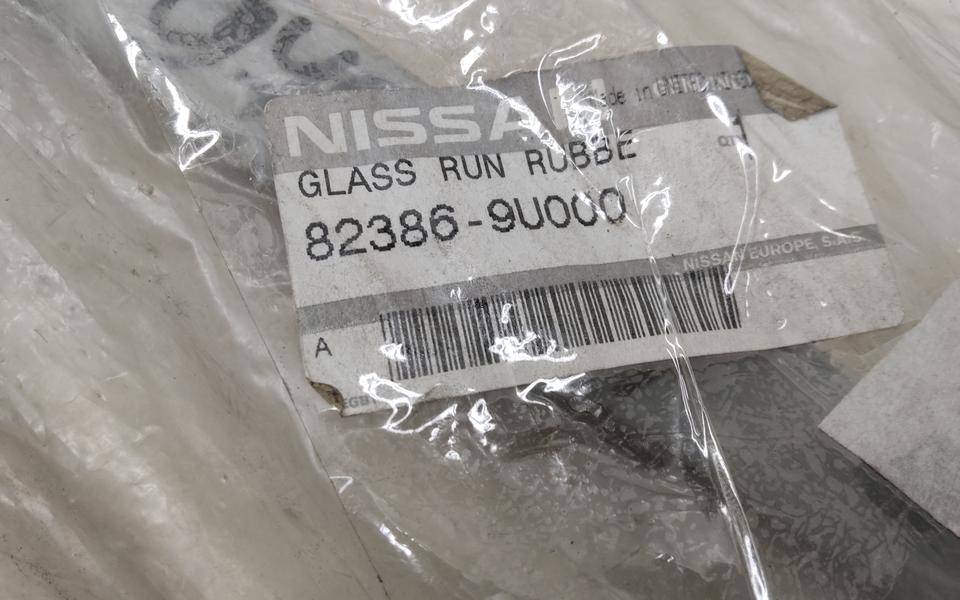 Направляющая стекла двери