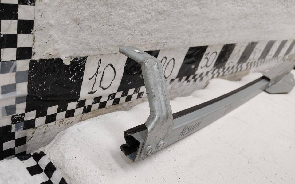 Направляющая стекла двери