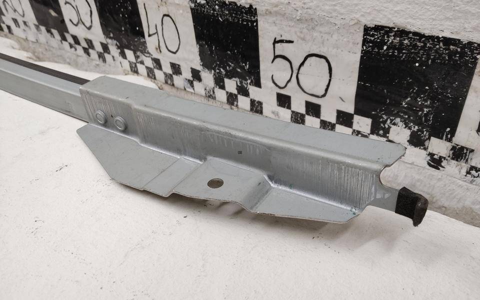 Направляющая стекла двери