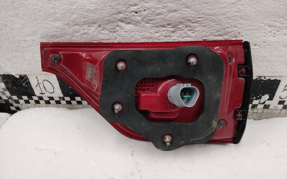 Фонарь задний внутренний левый