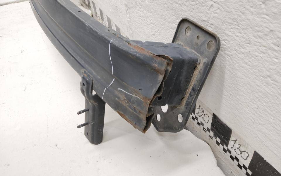 Усилитель переднего бампера