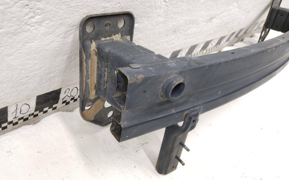 Усилитель переднего бампера