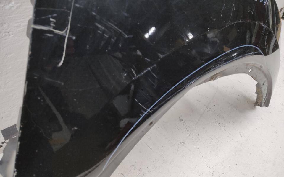 Крыло переднее правое