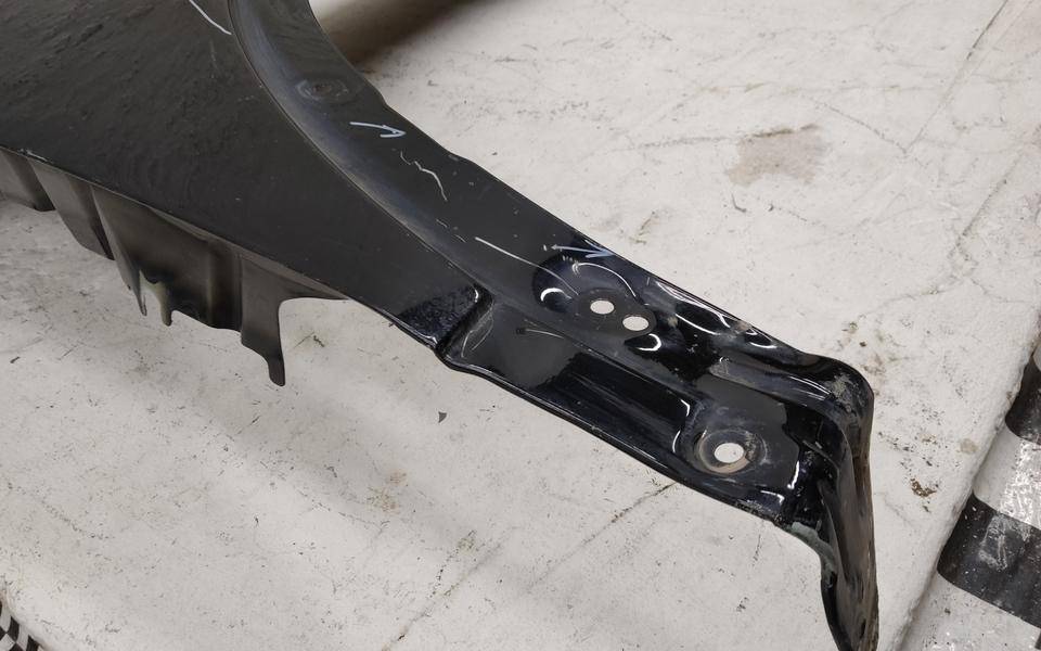 Крыло переднее правое