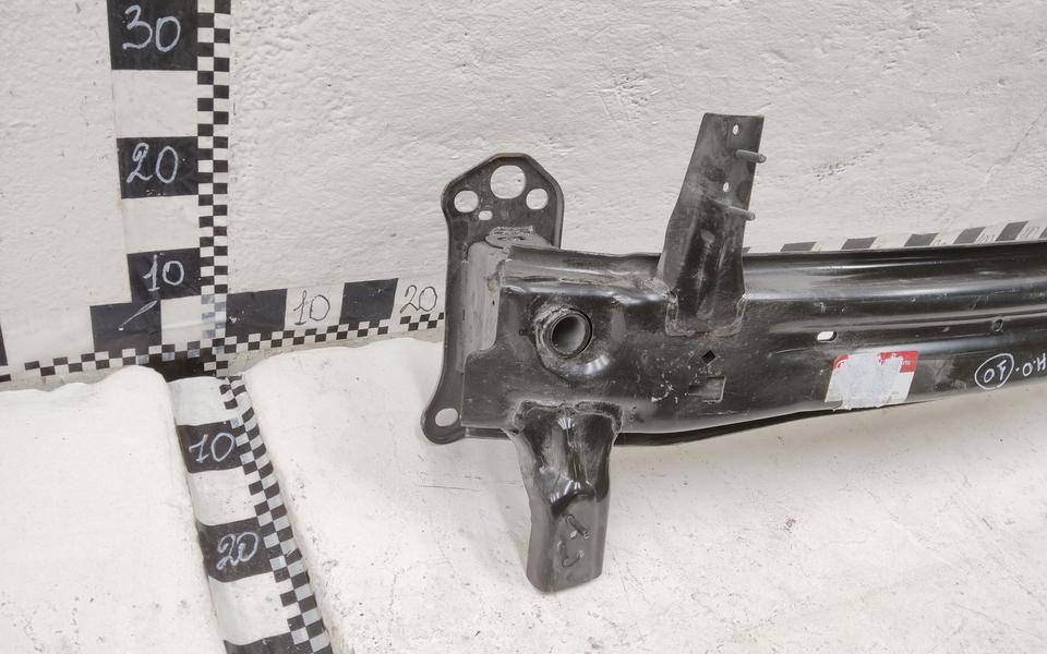 Усилитель переднего бампера