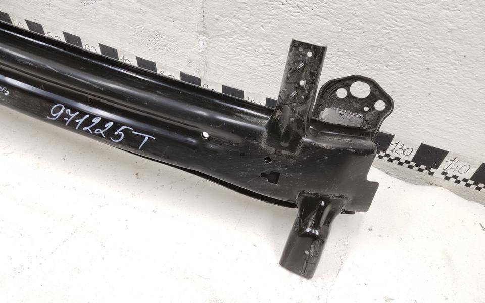 Усилитель переднего бампера