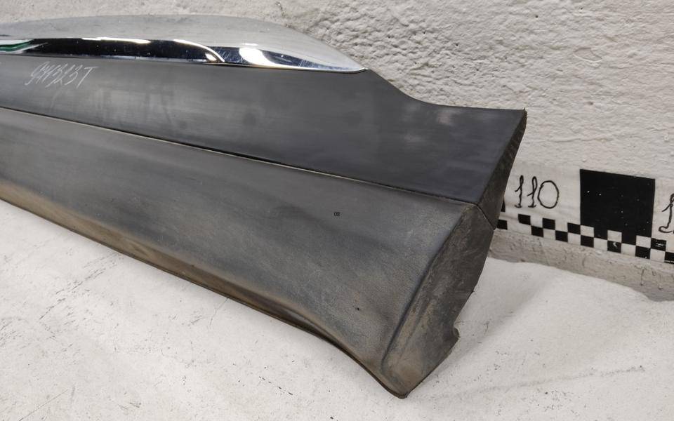 Накладка двери передней правой