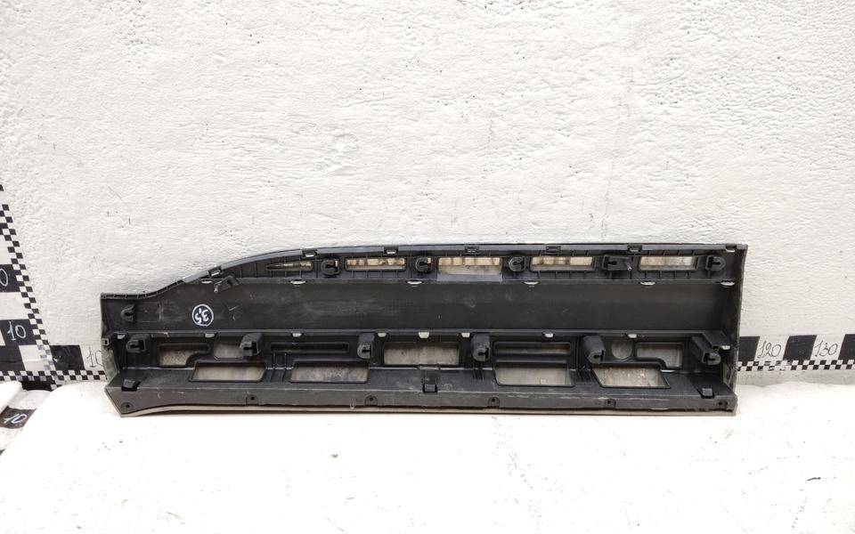 Накладка двери передней правой