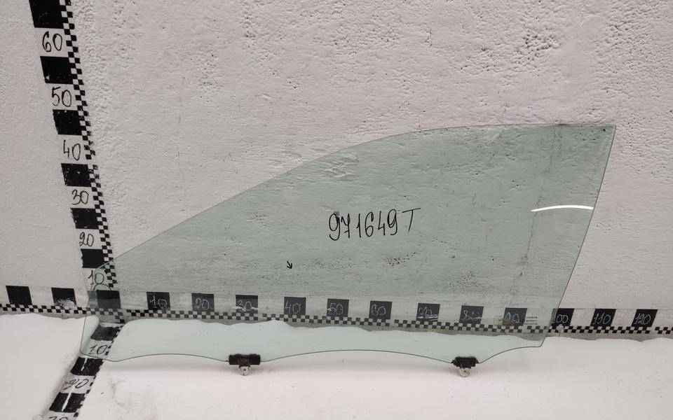 Стекло двери передней левой