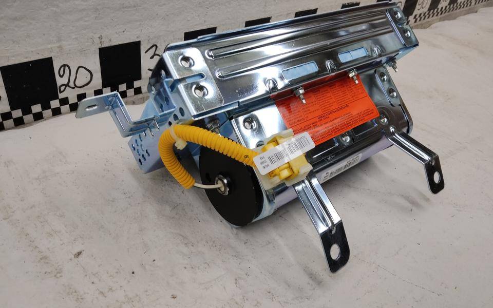 Подушка безопасности пассажирская (в торпедо)