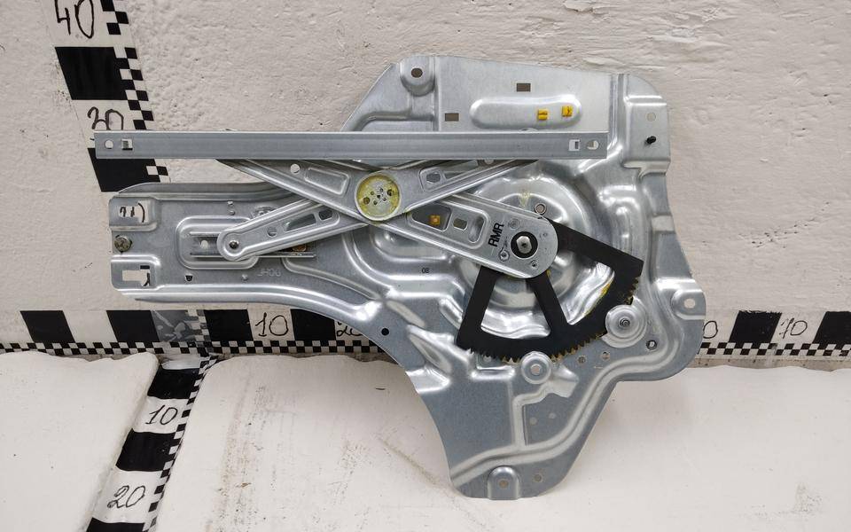 Стеклоподъемник механ. задний правый