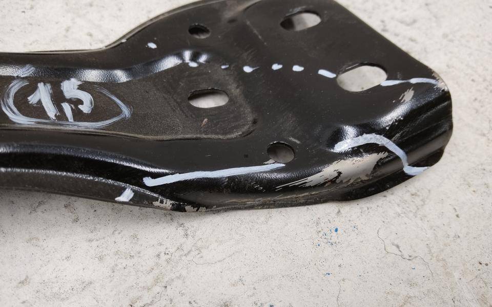 Кронштейн замка капота