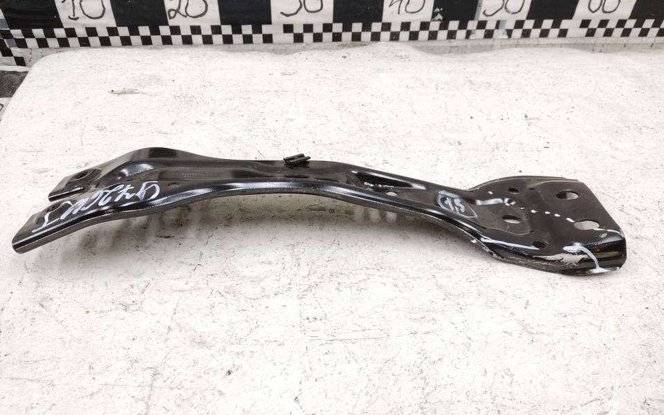 Кронштейн замка капота