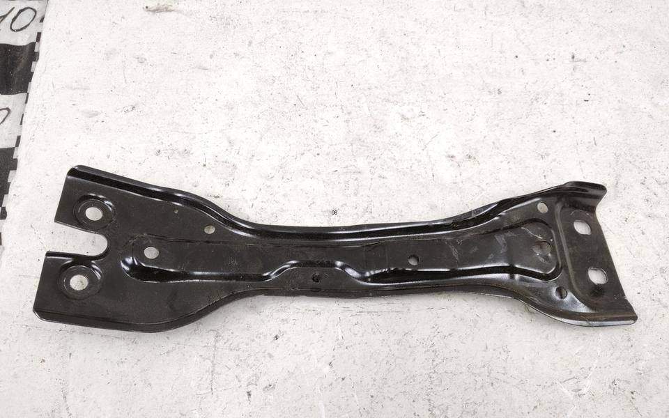 Кронштейн замка капота