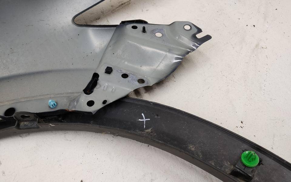 Крыло переднее левое