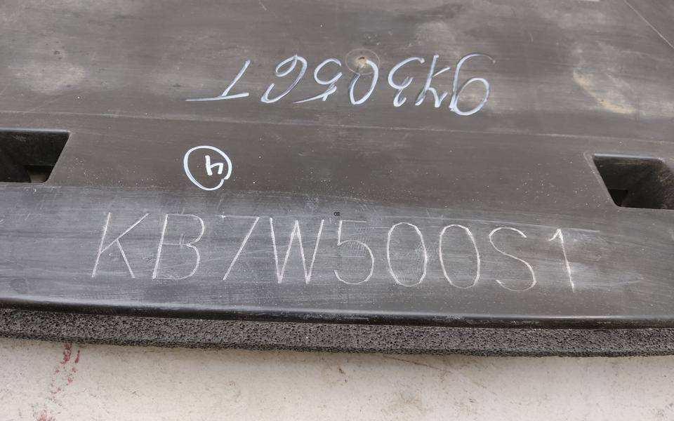 Пыльник двигателя центральный