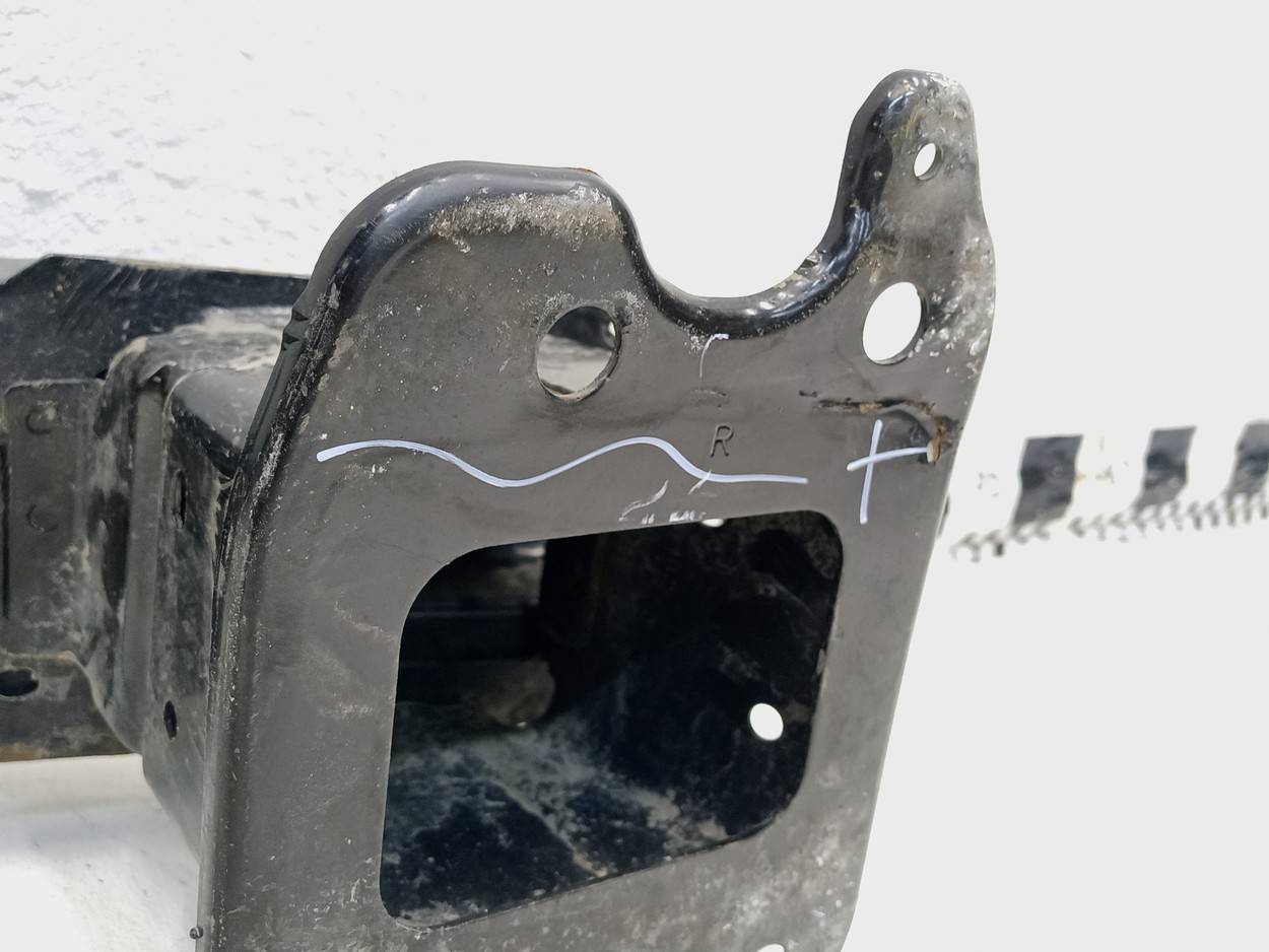 Усилитель переднего бампера