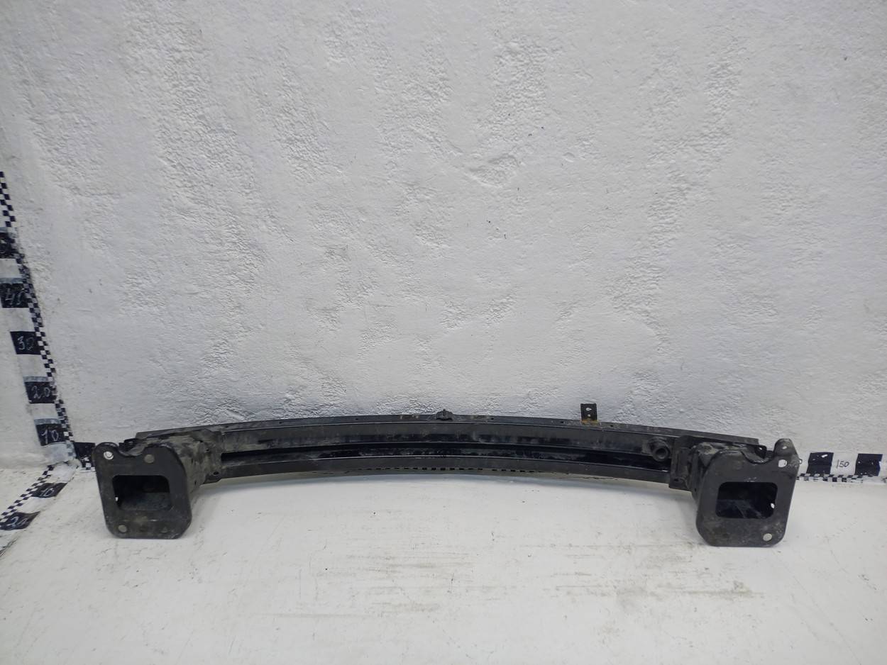 Усилитель переднего бампера