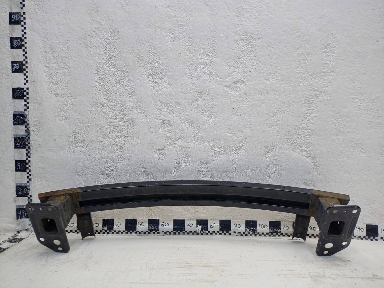 Усилитель переднего бампера