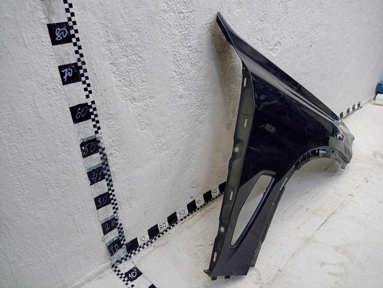 Крыло переднее правое