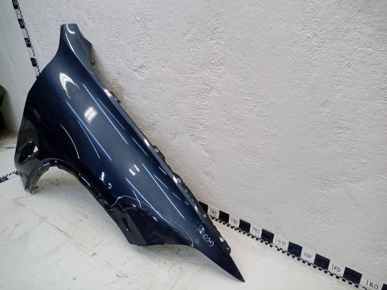 Крыло переднее правое