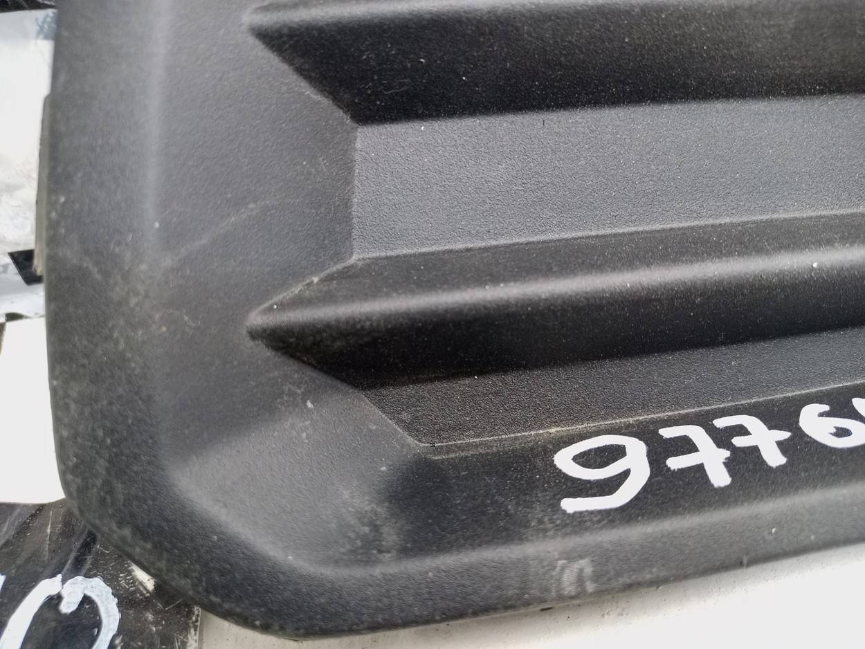 Заглушка бампера правая