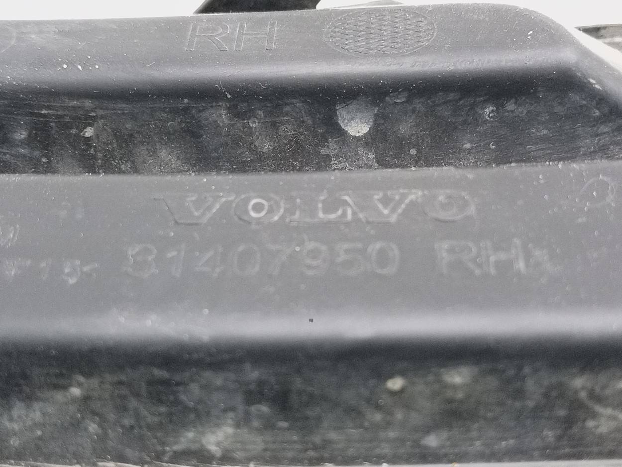 Заглушка бампера правая