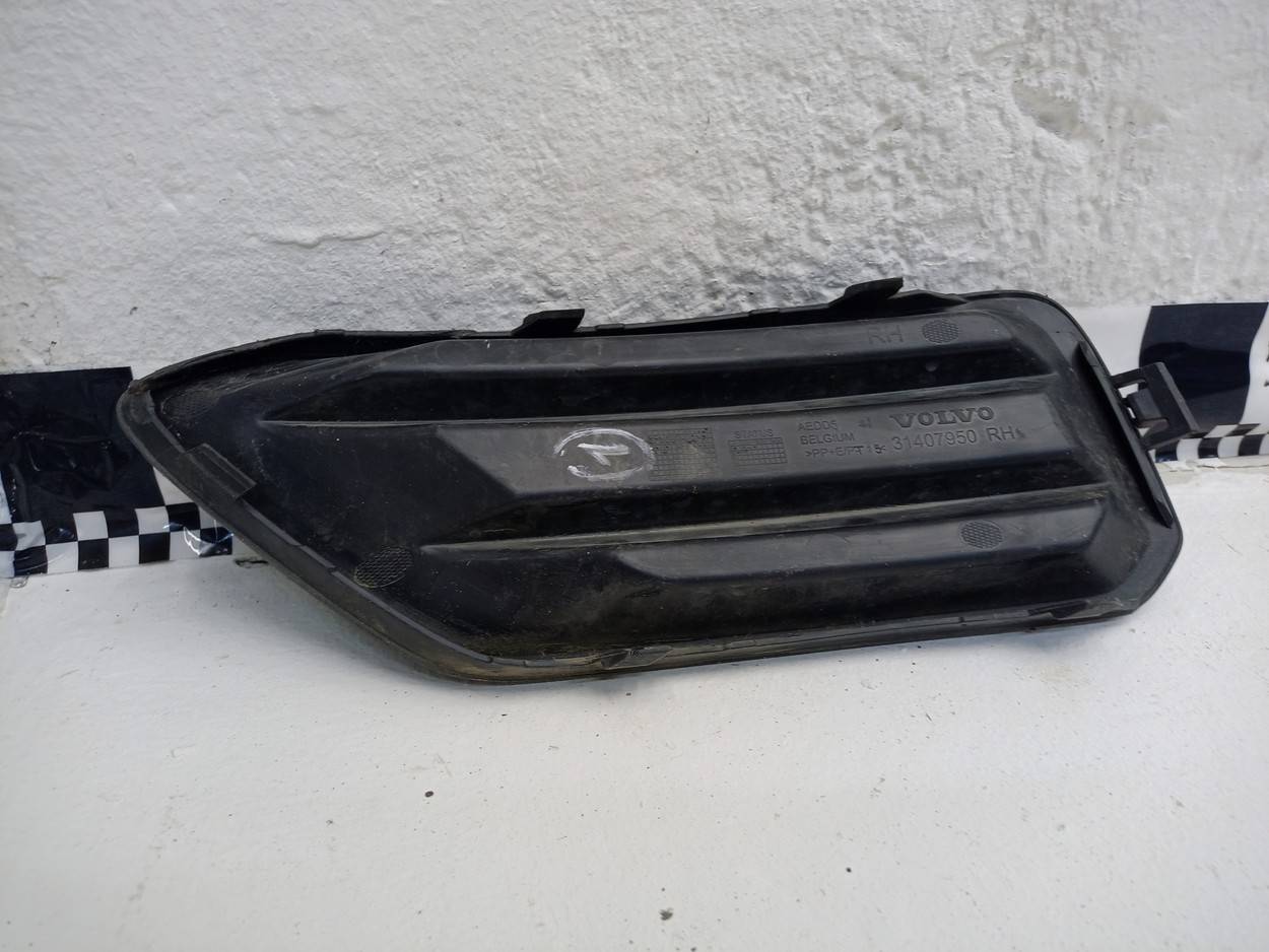 Заглушка бампера правая