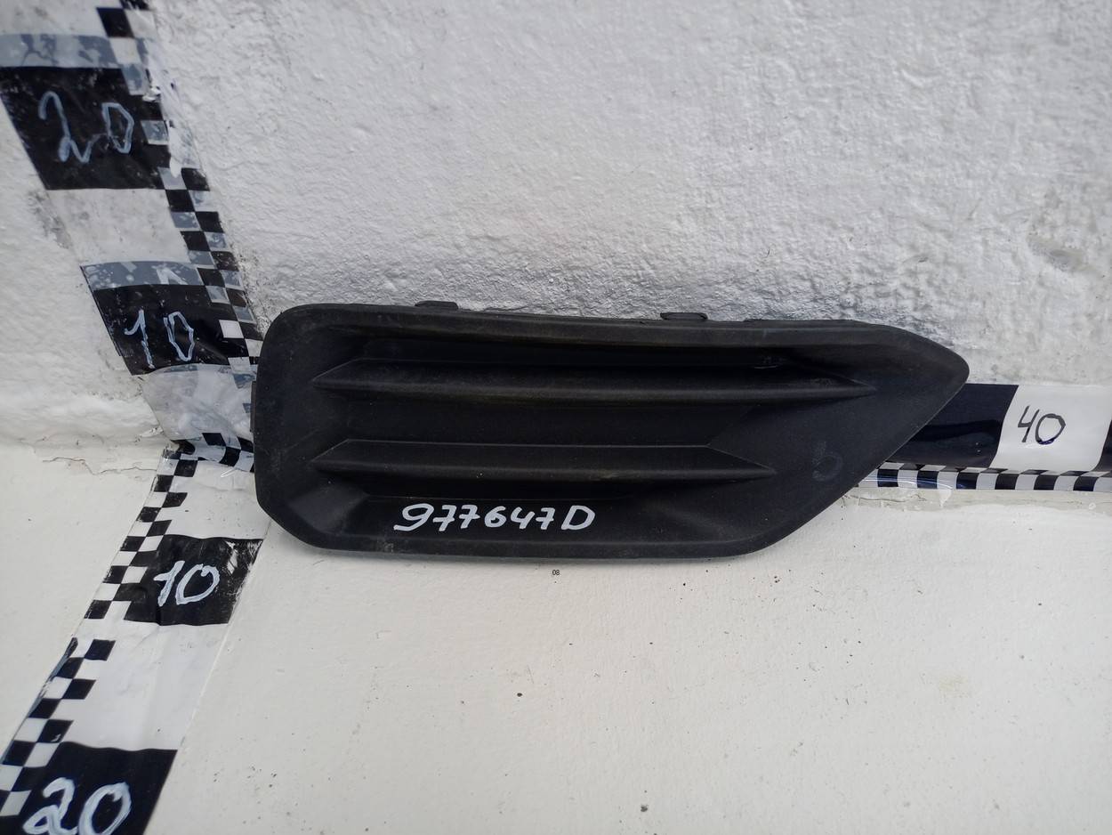 Заглушка бампера правая