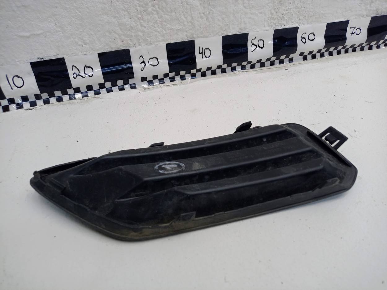 Заглушка бампера правая