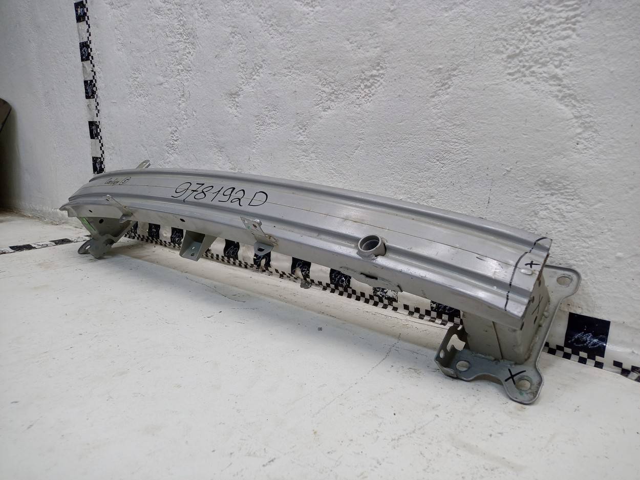 Усилитель переднего бампера