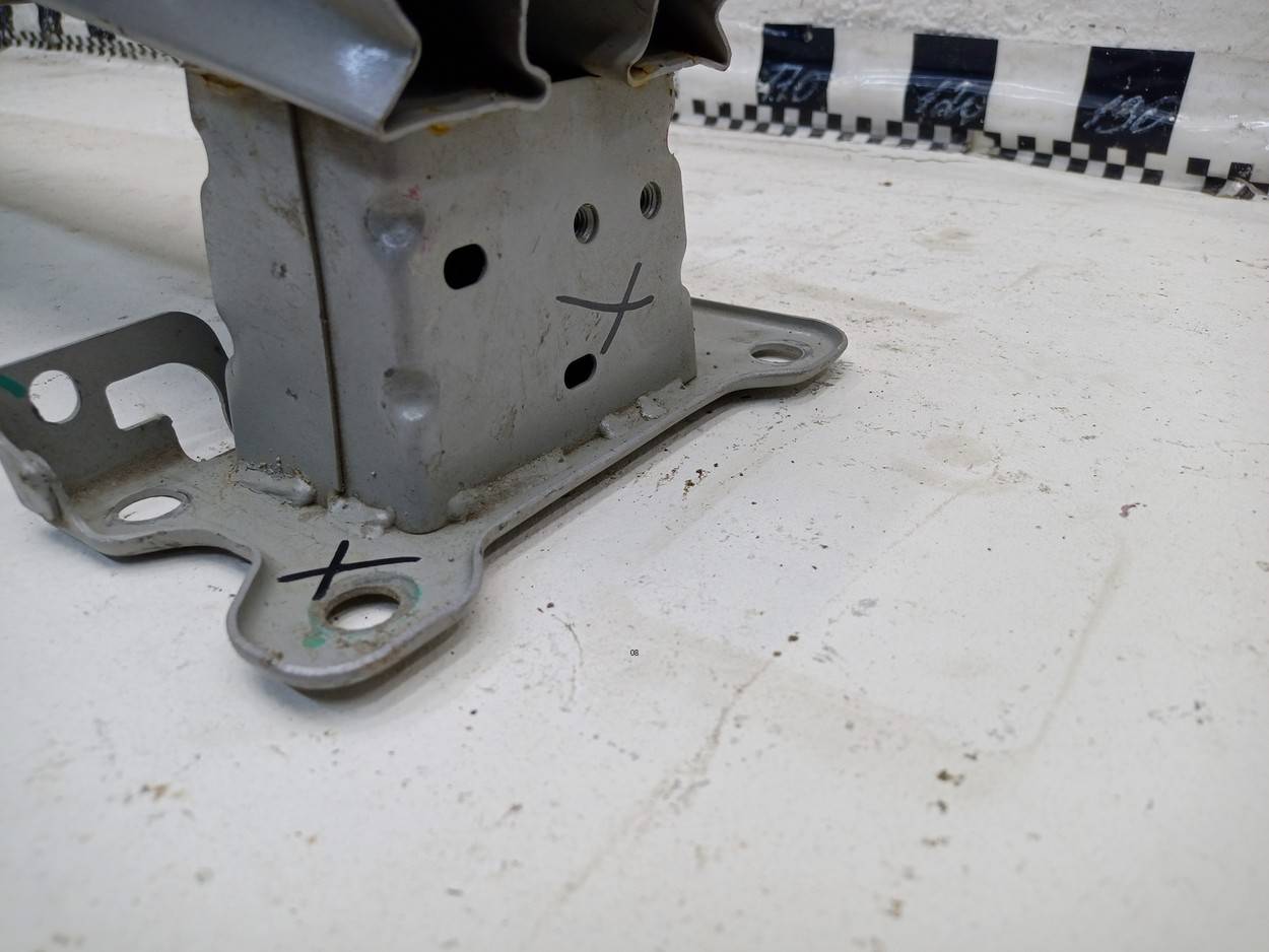 Усилитель переднего бампера