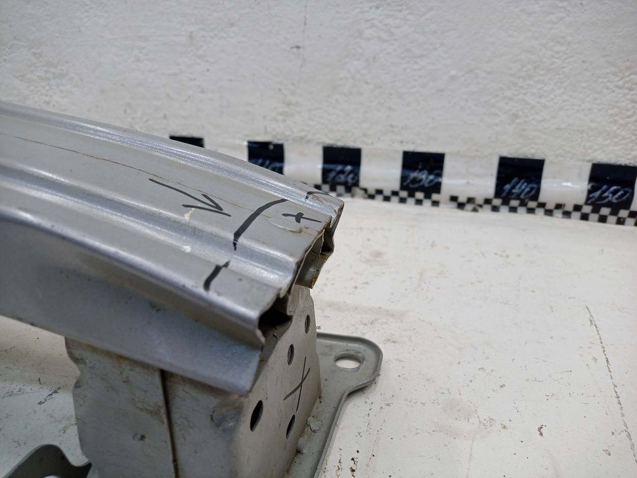 Усилитель переднего бампера