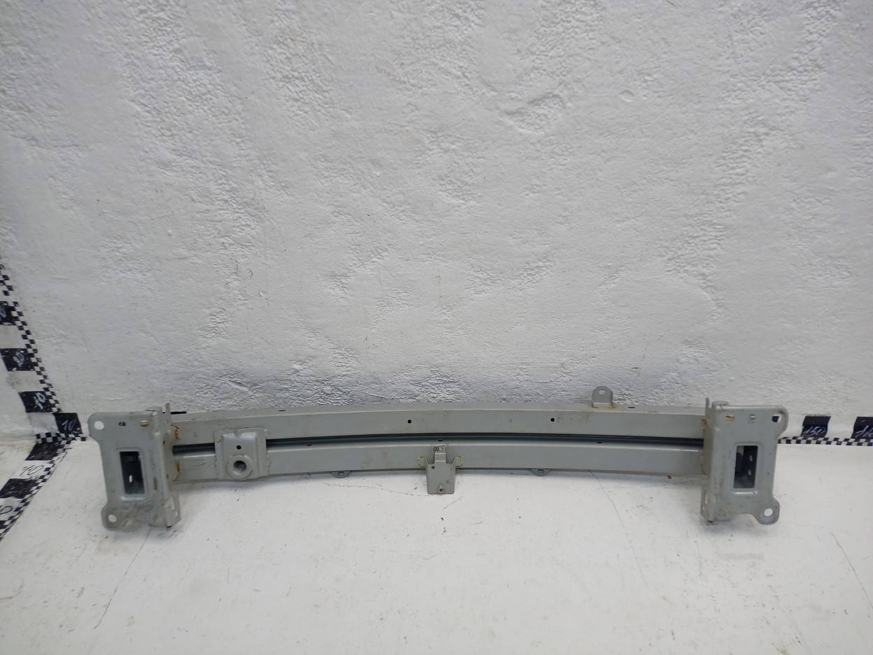 Усилитель переднего бампера