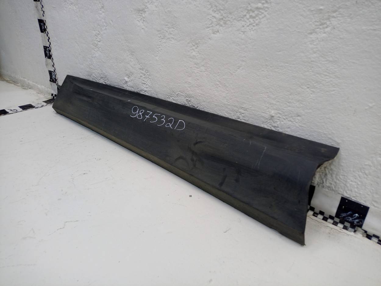 Накладка двери передней левой