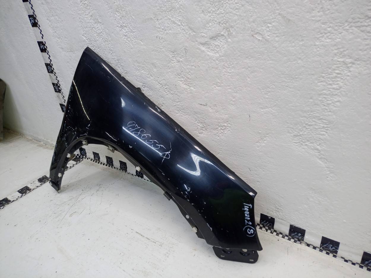 Крыло переднее правое