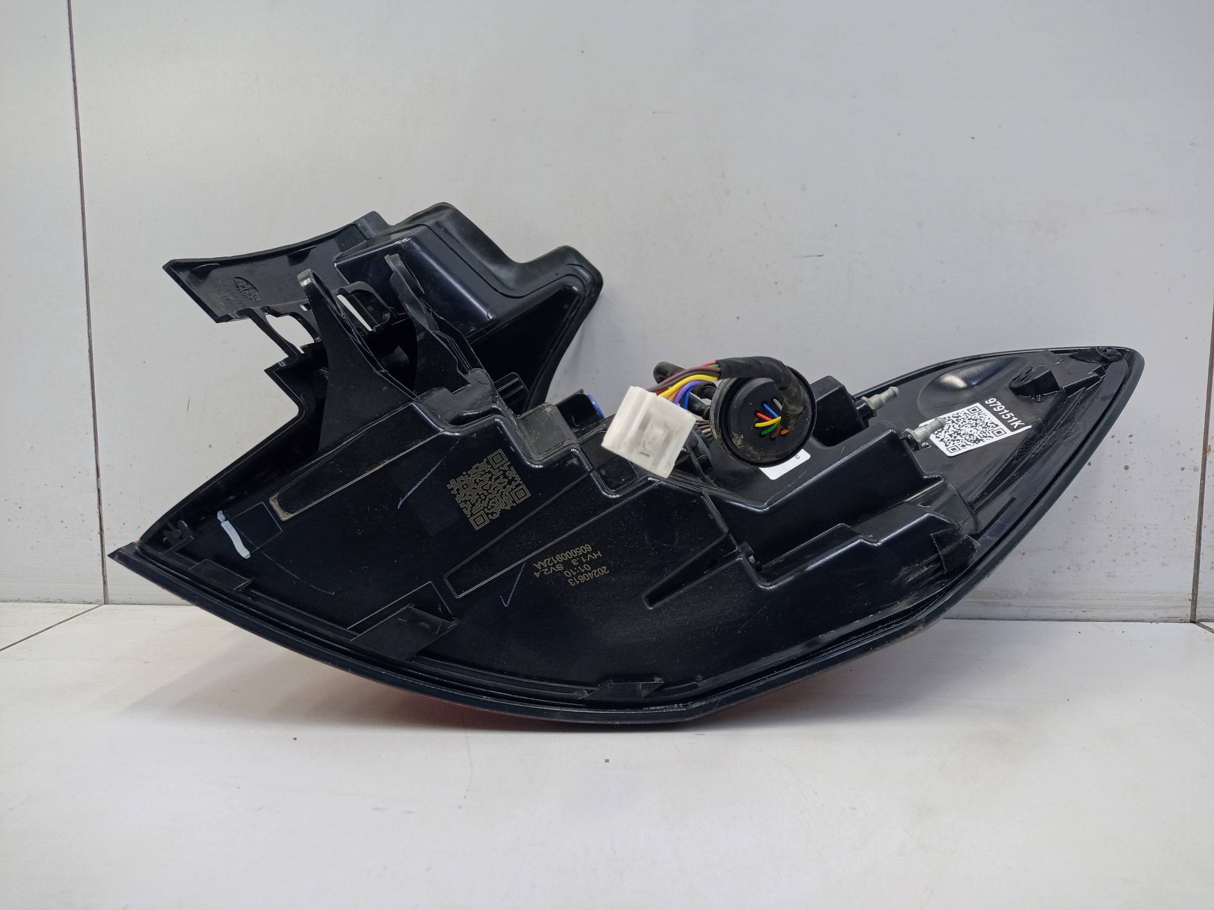 Фонарь задний наружный левый