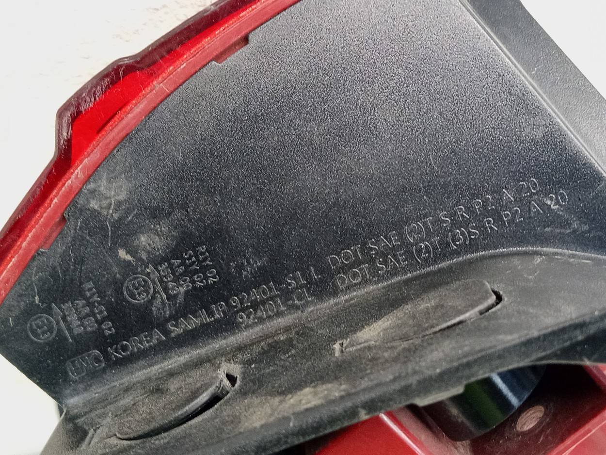 Фонарь задний наружный левый