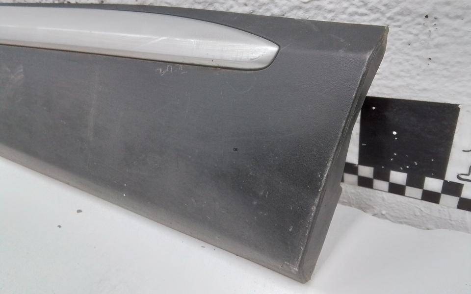 Накладка двери передней правой