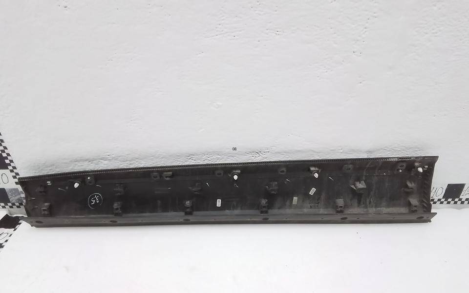 Накладка двери передней правой