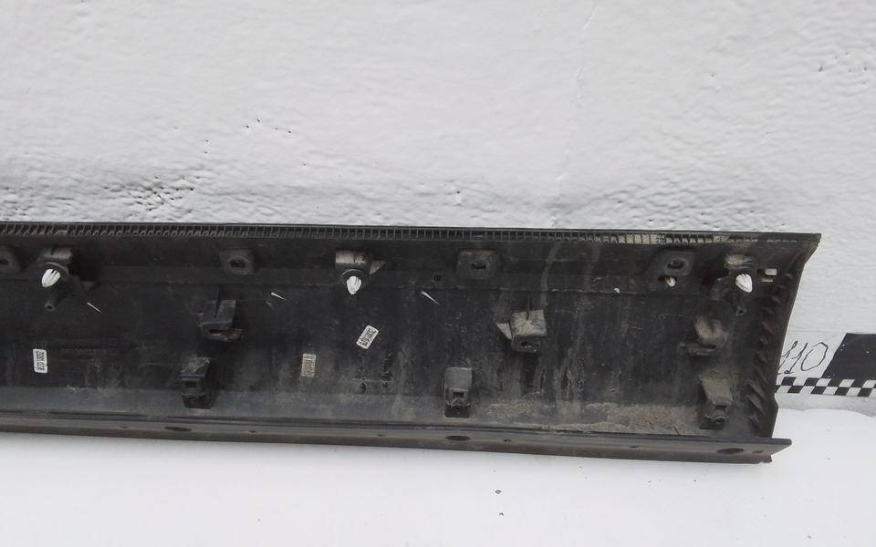 Накладка двери передней правой