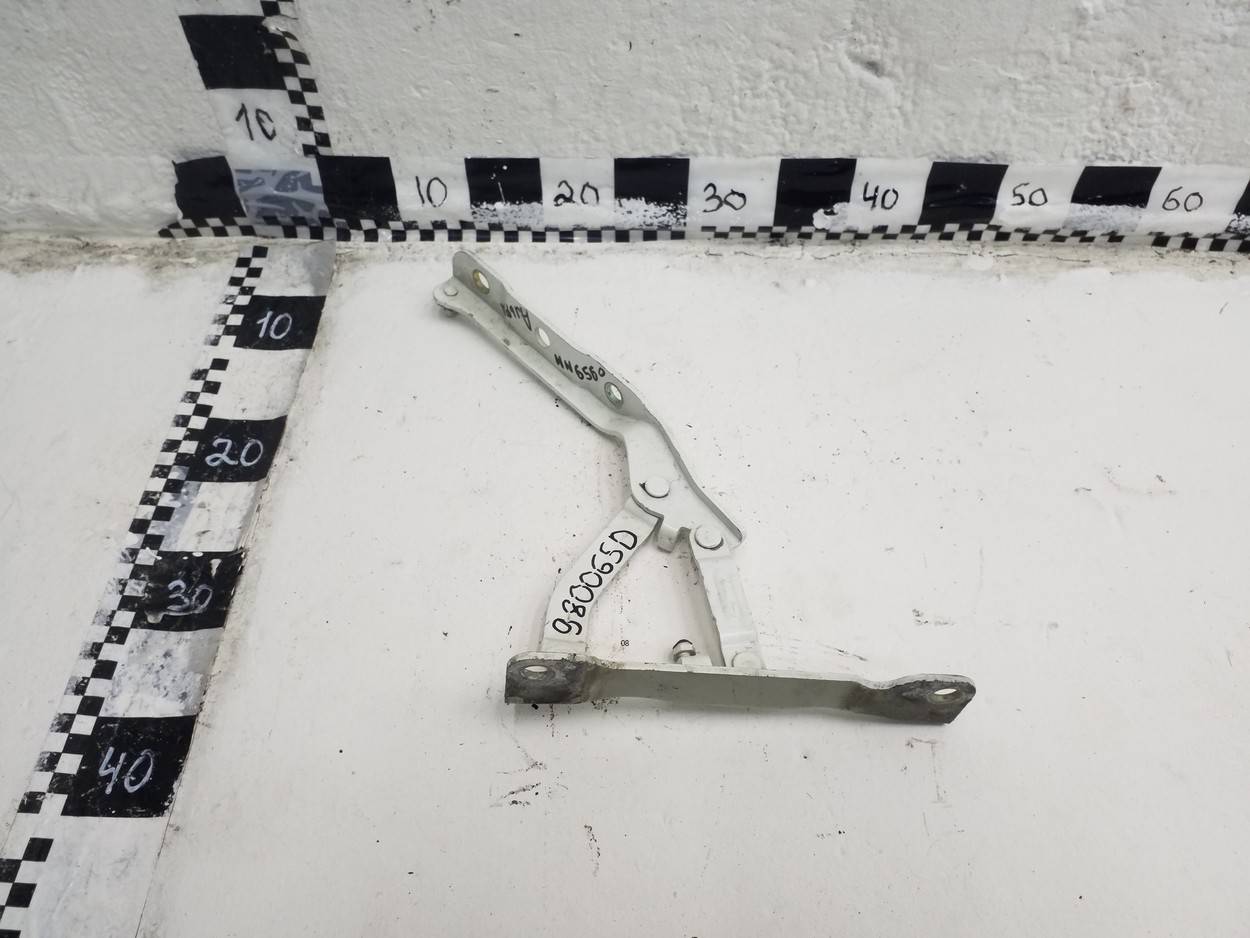 Петля капота правая