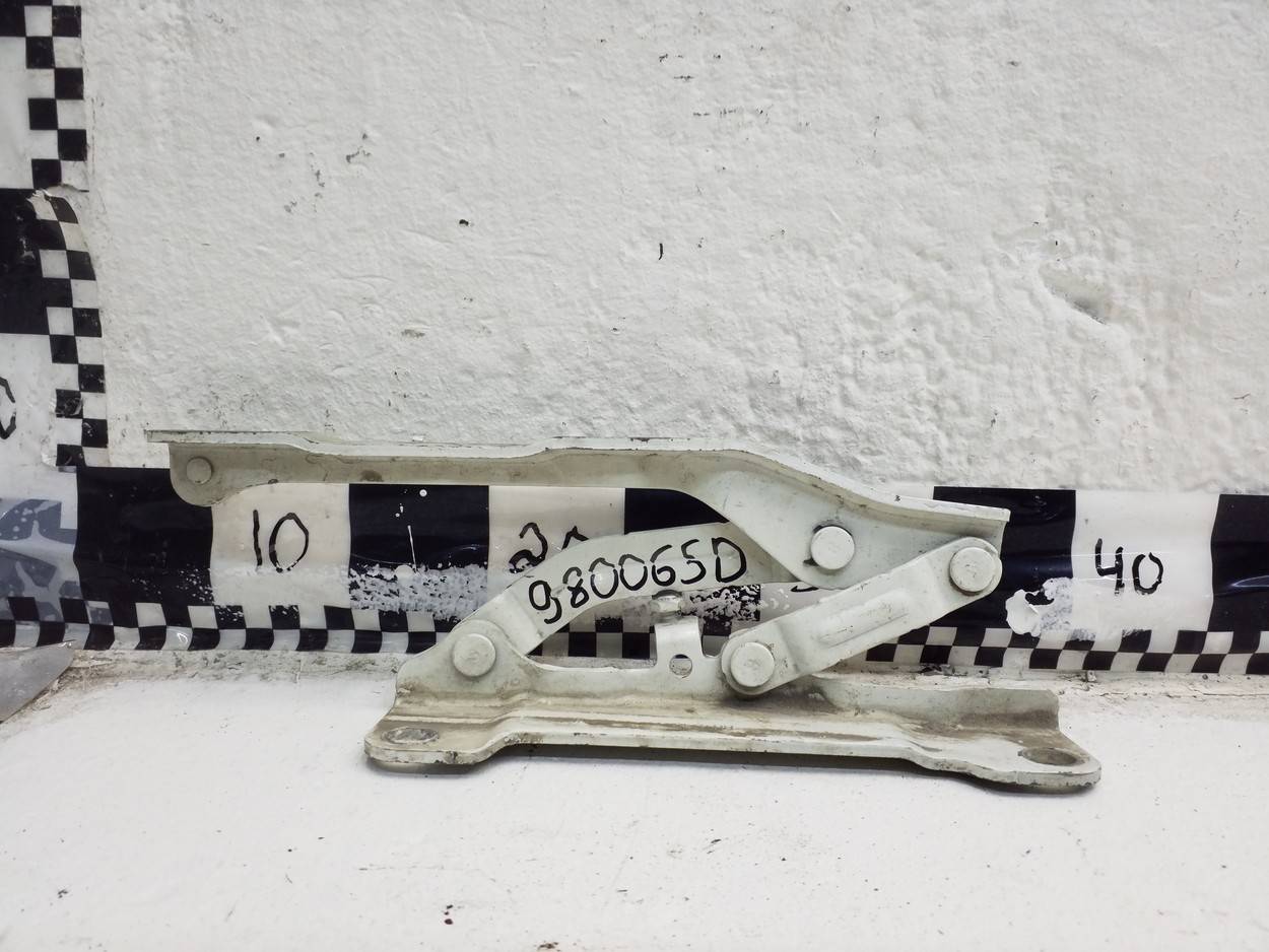 Петля капота правая