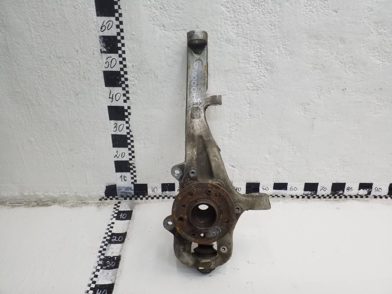 Кулак поворотный передний правый