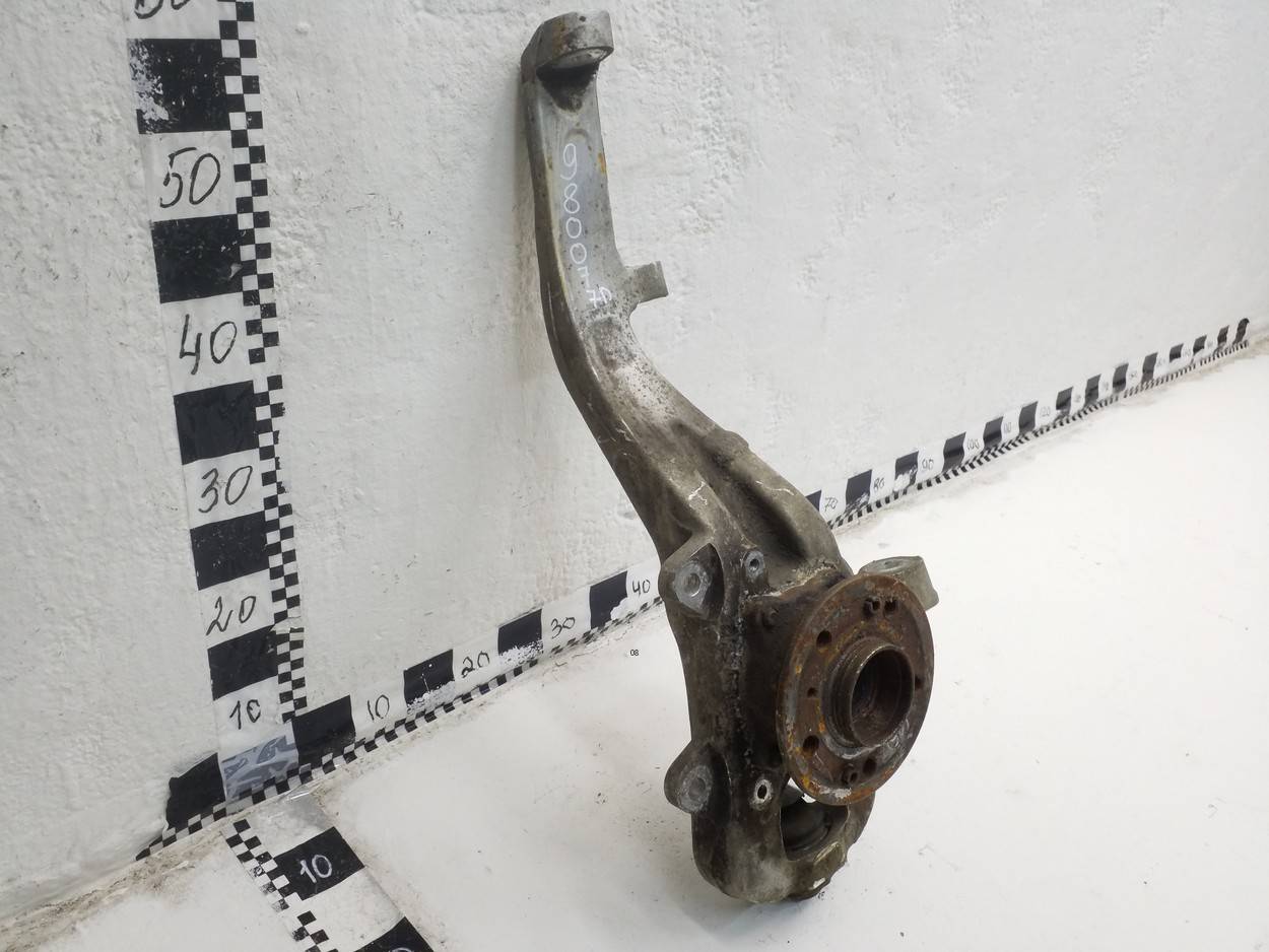 Кулак поворотный передний правый