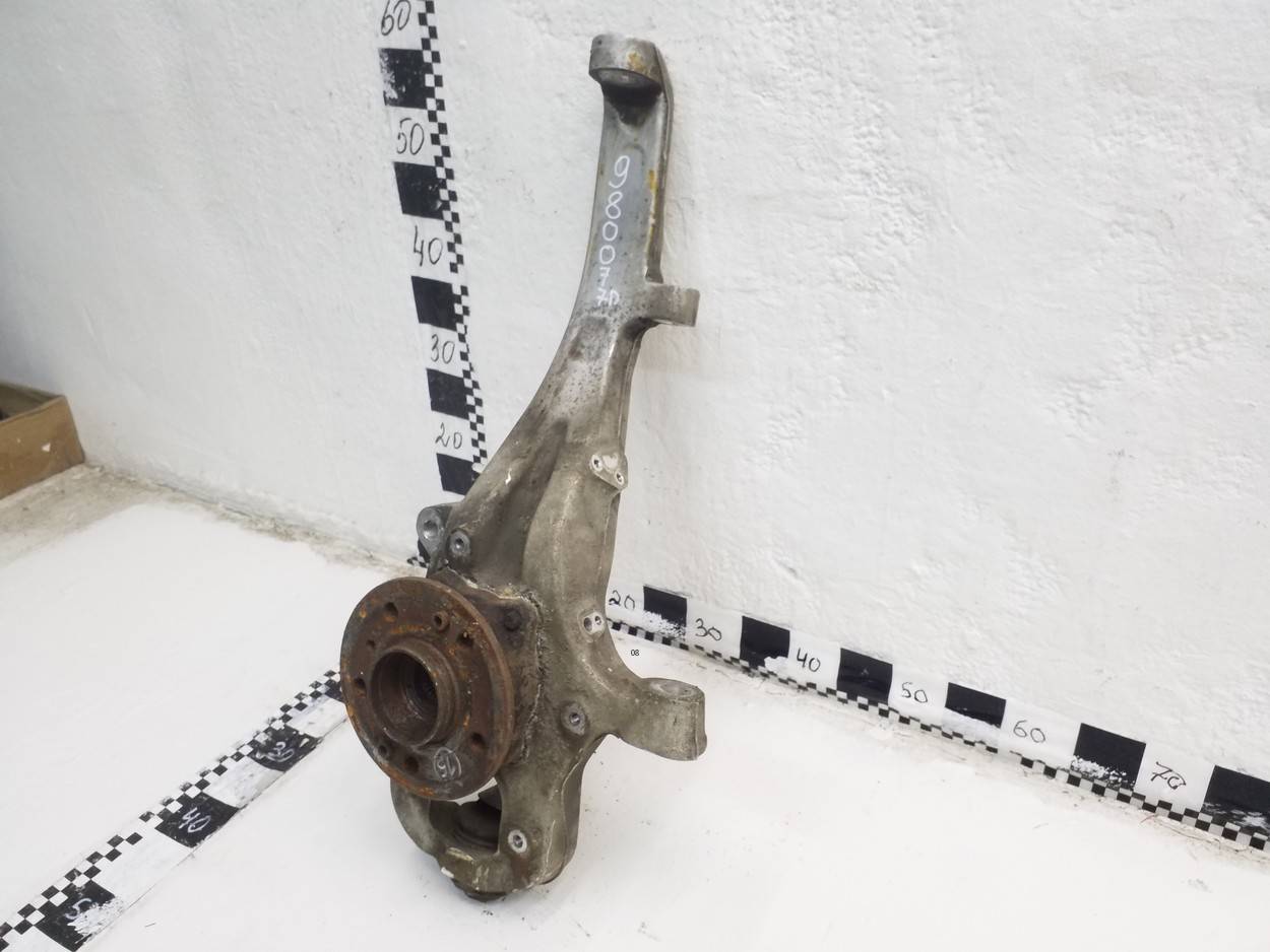 Кулак поворотный передний правый